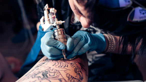 Tatuerare riskerar fysiska skador på arbetsplatsen